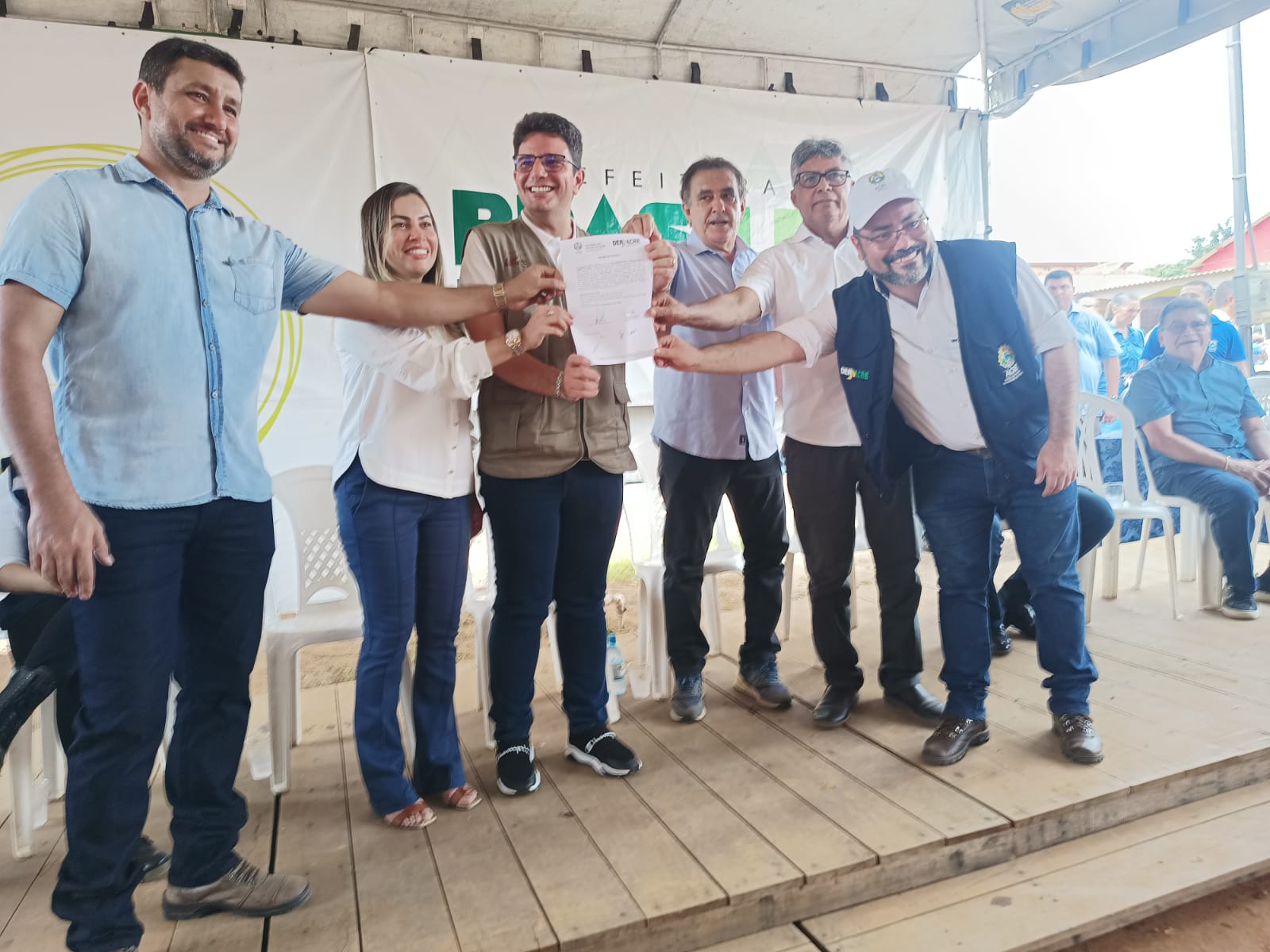 Em Brasileia, governo anuncia regularização fundiária e asfaltamento do ramal do Nazaré